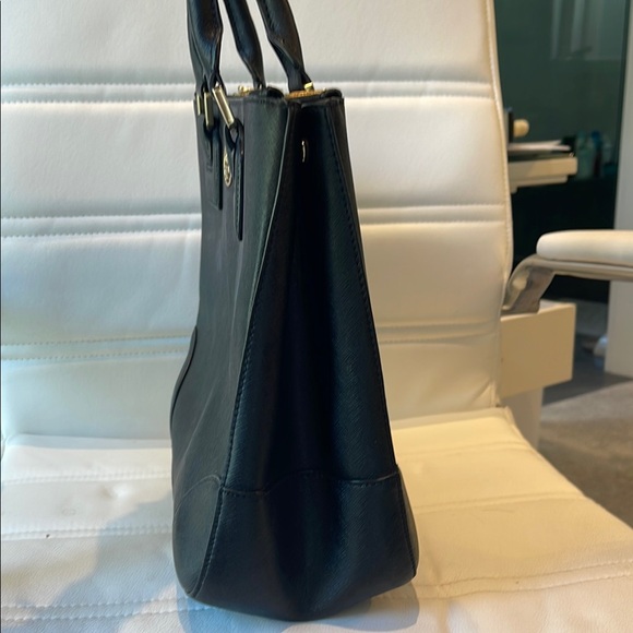 Gorgeous Tory Burch Robinson Tote in Black - Picture 4 of 10